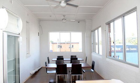 New Tattersalls Hotel - Swimm 18