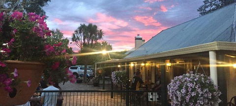 The Old Canberra Inn - Renee 7
