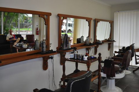 Annie’s Barber Shop - Swimm 0