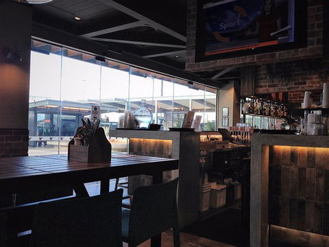 The Crafty Swan Kitchen & Bar - Renee 0
