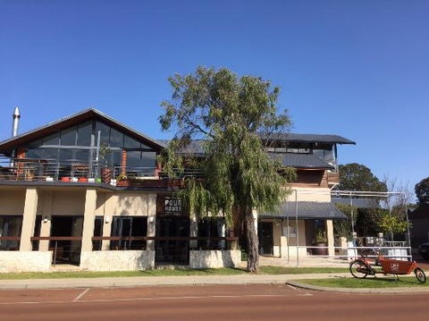 The Pour House Bar And Kitchen - Renee 0