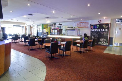 Rose & Crown Hotel - Renee 0