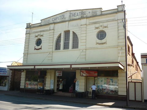 229 On Main Cafe - Internet Find 0