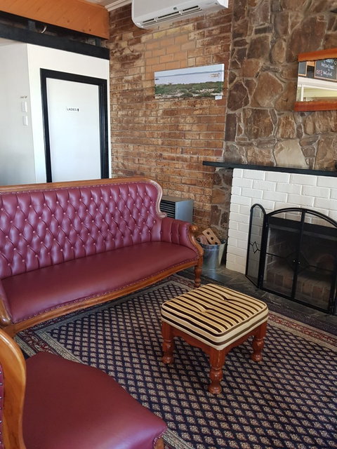 Meningie Hotel Bistro - Qld Realsetate 2