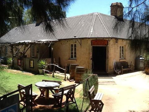 Overland Corner Hotel - Renee 0