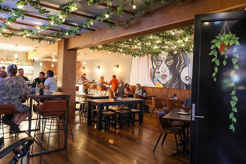 Craft House Bar And Restaurant - Renee 0