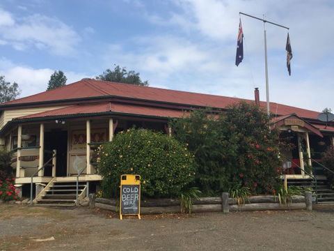 Mungungo Pub - Renee 0