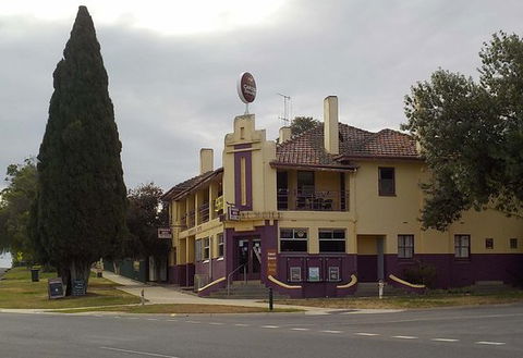 Commercial Hotel - Renee 0