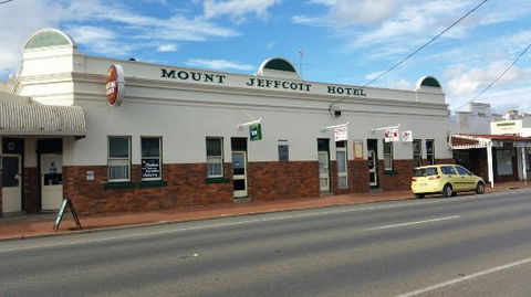 Mount Jeffcott Hotel - Renee 0