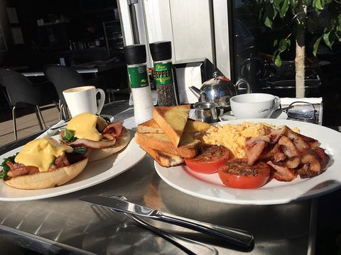 Froth Cafe Espresso Cafe At Ramsgate Beach - Qld Realsetate 0