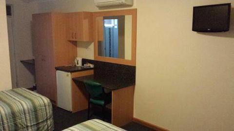 Bull ’N’ Bush Hotel Motel - Renee 1