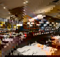 Must Winebar - Renee