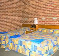 Bohle Barn Hotel Motel - Petrol Stations