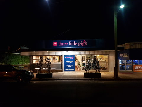 Three Little Pigs - Bar And Bistro - Internet Find 0