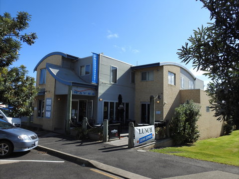 Waves Cafe, Bar And Restaurant - Swimm 1