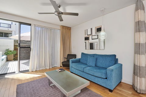 Waves Byron Bay - Renee 40