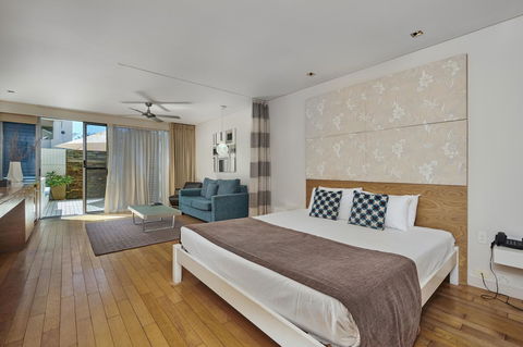 Waves Byron Bay - Renee 42