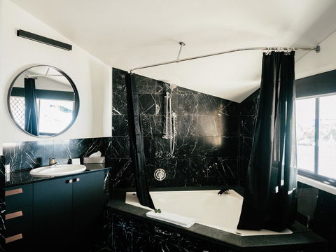 Waves Byron Bay - Renee 22