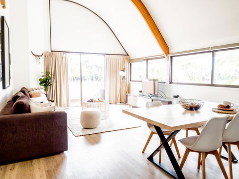 Waves Byron Bay - Renee 10