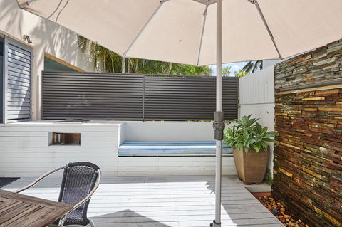 Waves Byron Bay - Renee 37