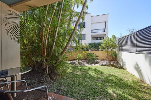 Waves Byron Bay - Renee 32