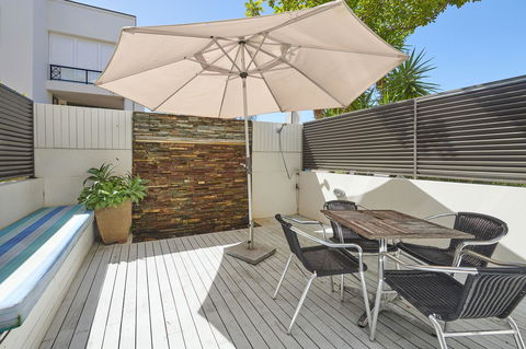 Waves Byron Bay - Renee 38