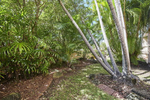 Waves Byron Bay - Renee 44