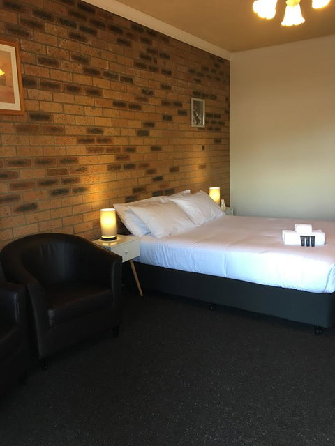 Bega Downs Motor Inn - Renee 8