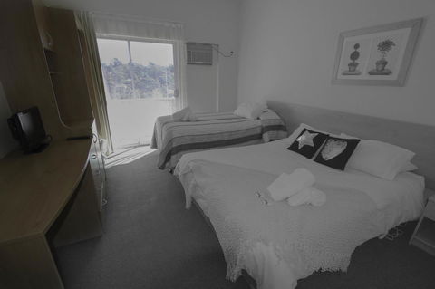 Rest Easy Motel - Swimm 22