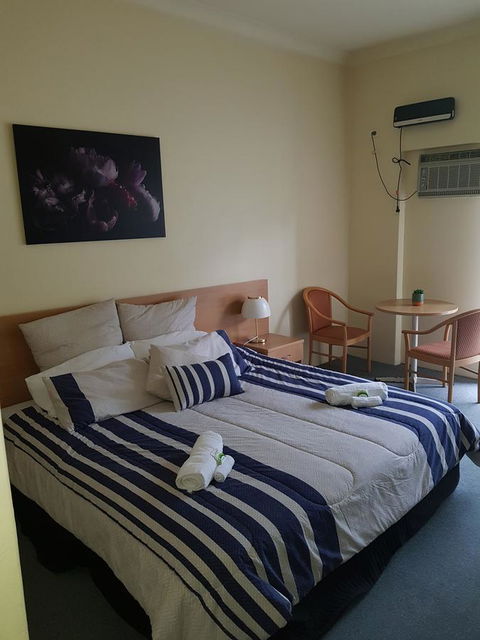 Rest Easy Motel - Swimm 40