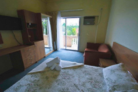 Rest Easy Motel - Swimm 16