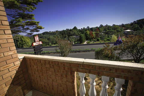 Rest Easy Motel - Swimm 33