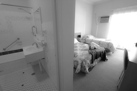 Rest Easy Motel - Swimm 19