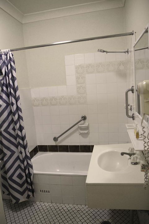 Rest Easy Motel - Swimm 26