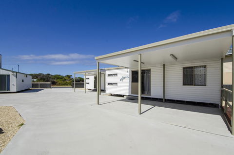Rocks Retreat Cabin - Dolphin - Petrol Stations 0