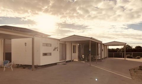 Rocks Retreat Cabin - Dolphin - Petrol Stations 2