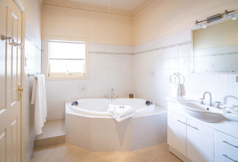 Barossa Vineyard Cottages - Renee 33
