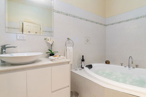 Barossa Vineyard Cottages - Renee 13
