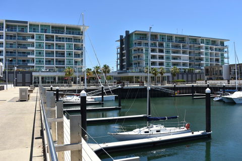 Breakwater Apartment - Petrol Stations 1