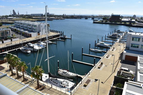 Breakwater Apartment - Petrol Stations 20