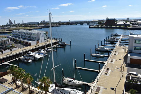 Breakwater Apartment - Petrol Stations 2