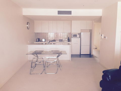 Breakwater Apartment - Petrol Stations 10
