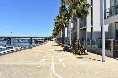 Breakwater Apartment - Petrol Stations 5