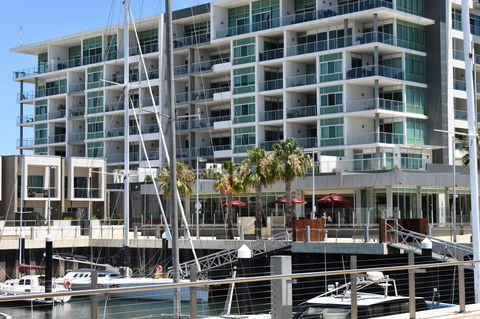 Breakwater Apartment - Petrol Stations 0