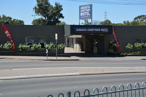 Augusta Courtyard Motel - Renee 12