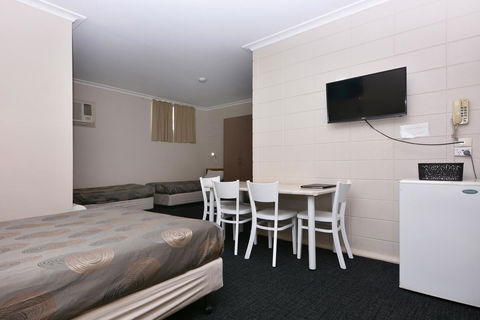 Motel Poinsettia - Renee 24