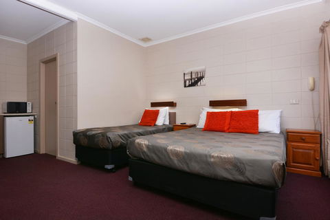 Motel Poinsettia - Renee 4