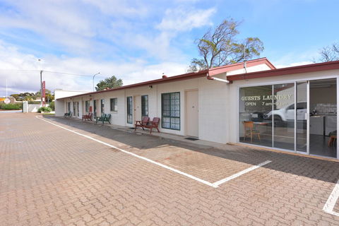 Motel Poinsettia - Renee 9