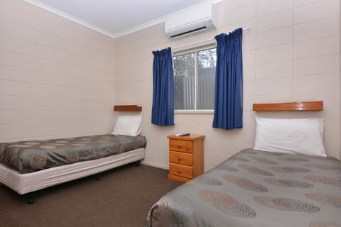 Motel Poinsettia - Renee 16