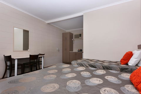 Motel Poinsettia - Renee 18
